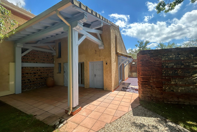 Ravalement de façade type rénovation à Roques sur Garonne proche de Toulouse