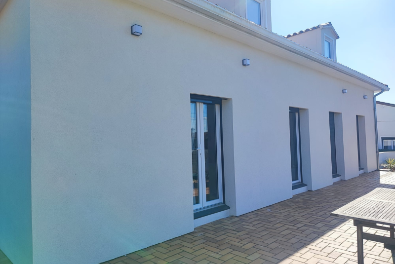 Façade d'une maison avec une isolation par l'extérieur en polystyrène expansé de 140 mm avec finition par un enduit