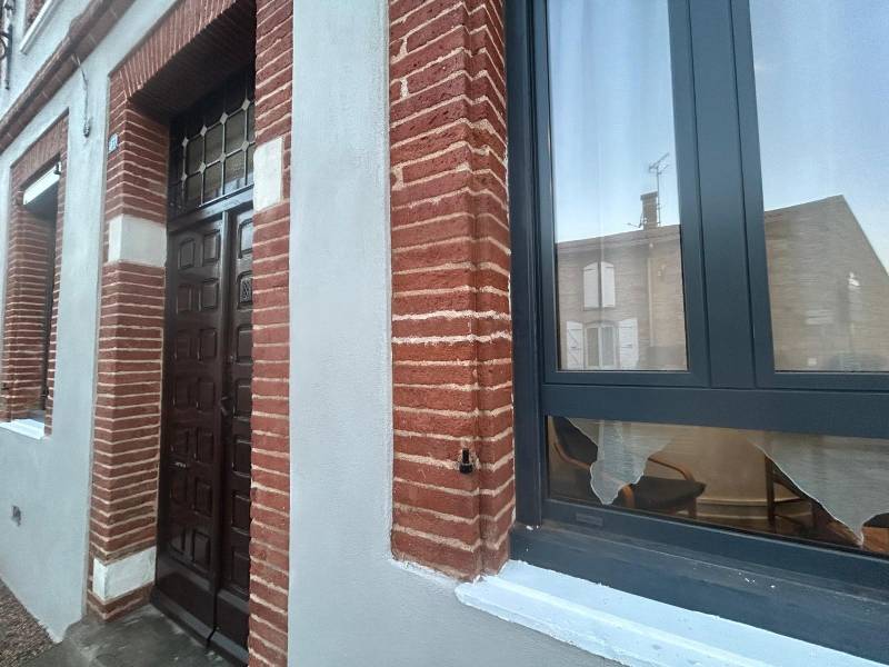 Ravalement de façade à Villeneuve Tolosane : Réalisation d'un enduit à la chaux finition taloché et nettoyage des parements briques