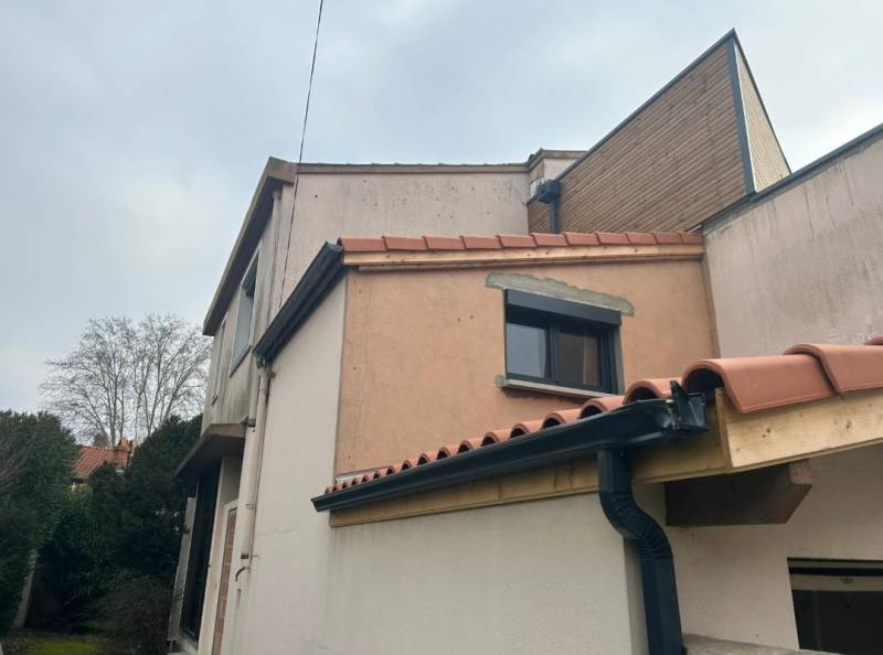 Réalisation d'une isolation par l'extérieur (ITE) avec du polystyrène expansée graphité à Toulouse : application d'un enduit organique type RPE finition grésé