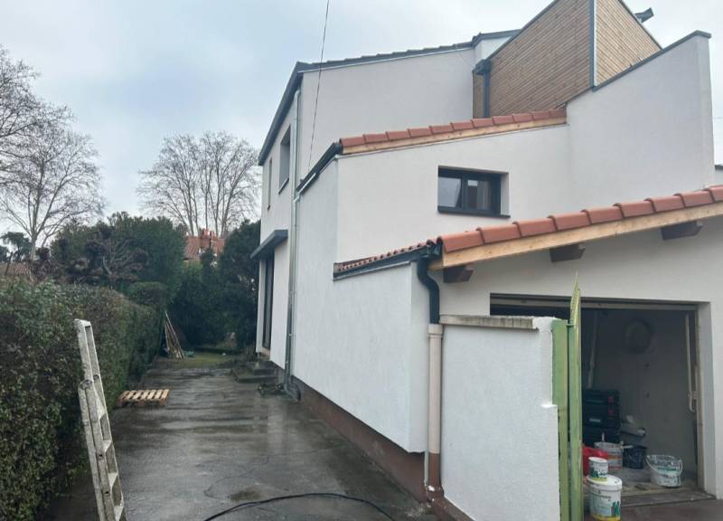 Réalisation d'une isolation par l'extérieur (ITE) avec du polystyrène expansée graphité à Toulouse : application d'un enduit organique type RPE finition grésé