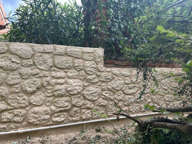 Rénovation de façade à Roques-sur-Garonne : finition écrasée à la chaux naturelle et décoration imitation pierre