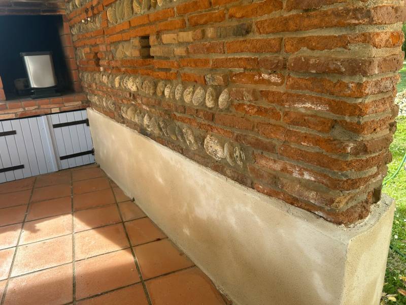 Rénovation de façade à Roques-sur-Garonne : finition écrasée à la chaux naturelle et décoration imitation pierre